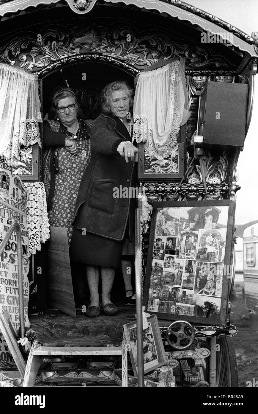 Romany Zigeunerfrau traditioneller Pferdewagen aus Holz in Appleby in Westmorland Cumbria jährliche Zigeunerversammlung 1980er Jahre Zwei Damen sind Wahrsagerinnen, Fotos auf Tafeln sind von Stars und Berühmtheiten, von denen sie das Vermögen gelesen haben. Das Bild in der Mitte ist von Prinz Charles. (König Karl III.) 1981 Großbritannien HOMER SYKES Stockfoto