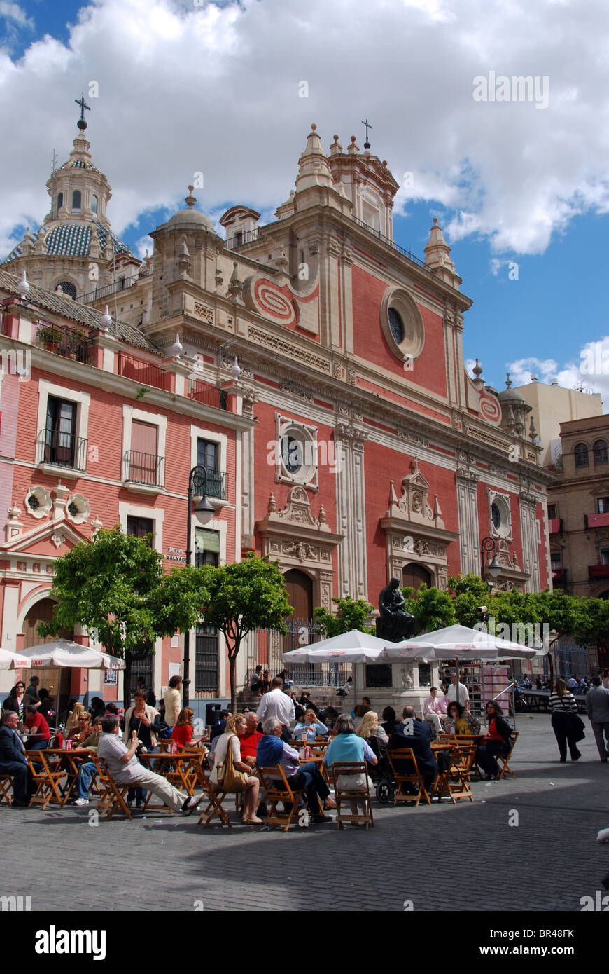 Straßencafé außerhalb der Kirche (Iglesia del Salvador), Sevilla, Provinz Sevilla, Andalusien, Südspanien, Westeuropa. Stockfoto