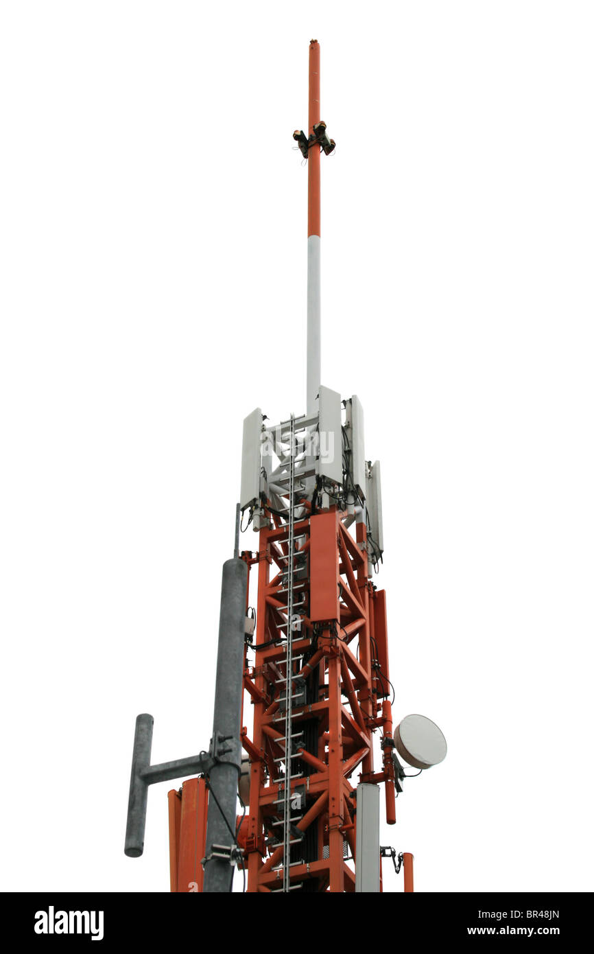 Mobilfunkantenne. Oben auf einem Fernmeldeturm Antenne. Isoliert auf weiss. Stockfoto