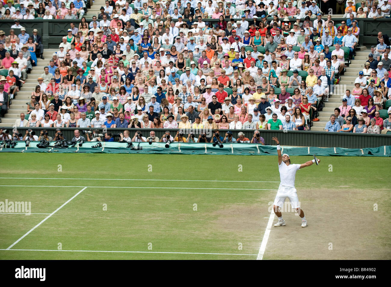 Gesamtansicht der Centre Court spielen während der Herren-Einzel Finale in Wimbledon Tennis Championships 2010 Stockfoto