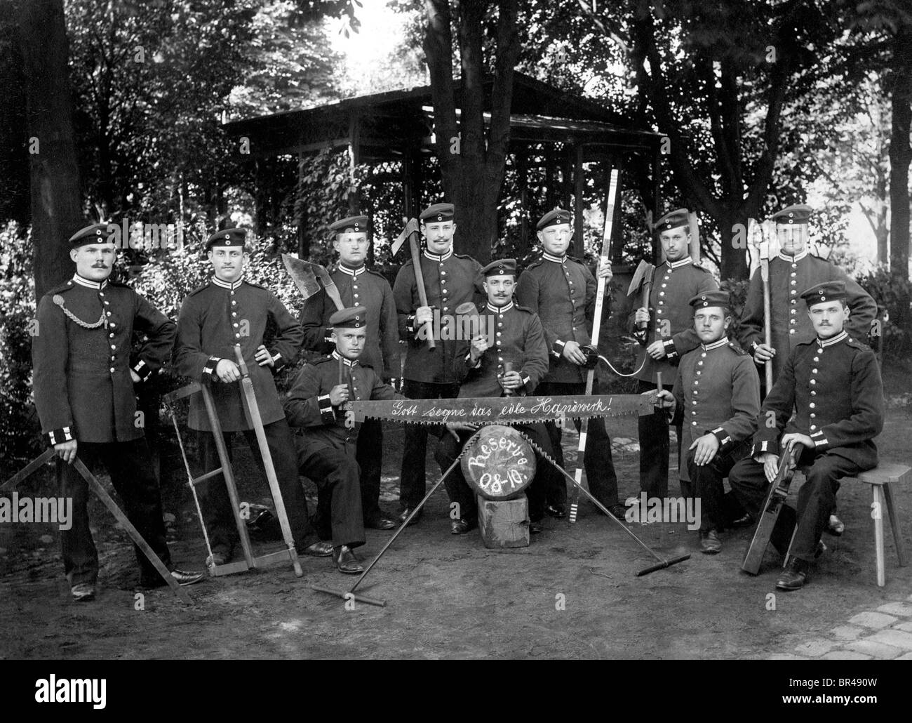 Geschichtsbild, Reservisten mit Werkzeugen, ca. 1908 Stockfoto