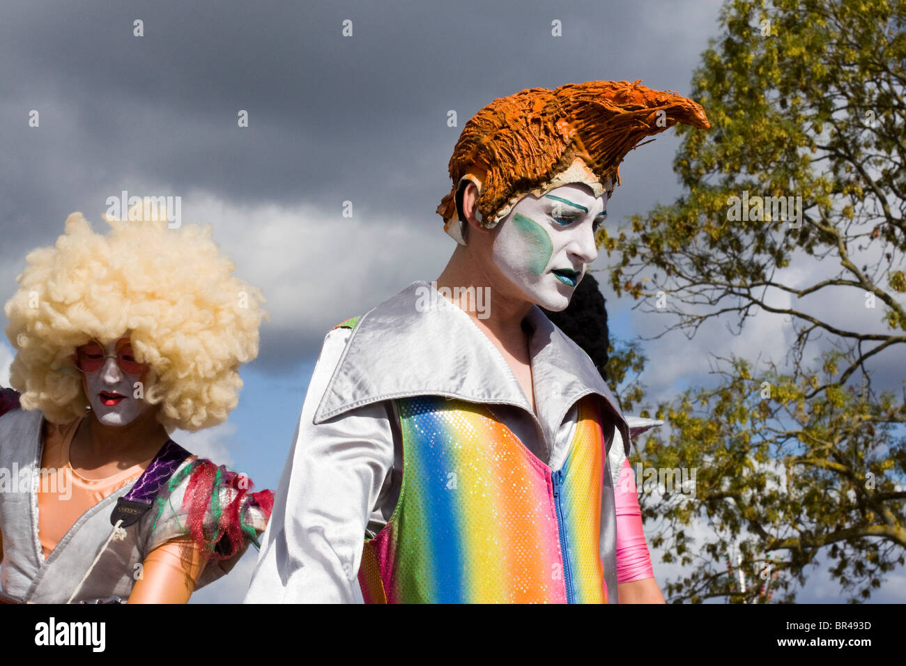 Männer auf Stelzen gekleidet wie Rocker Stockfoto