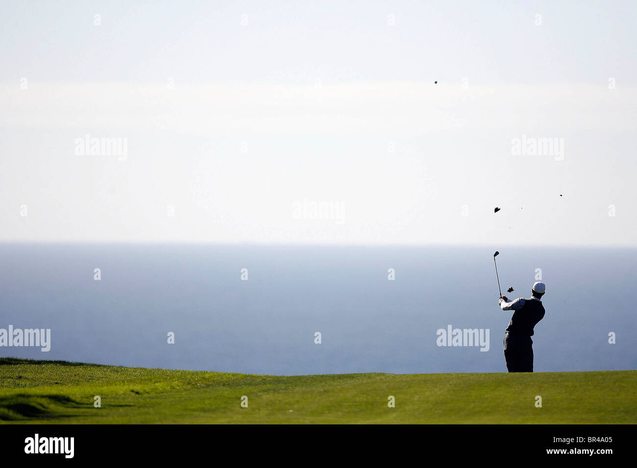Ein Golfer schlägt Golfball, La Jolla, Kalifornien. Stockfoto