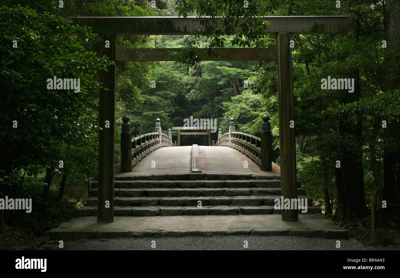 Ein Torii steht vor einer Brücke im Jingu Schrein in Ise, Japan. Stockfoto