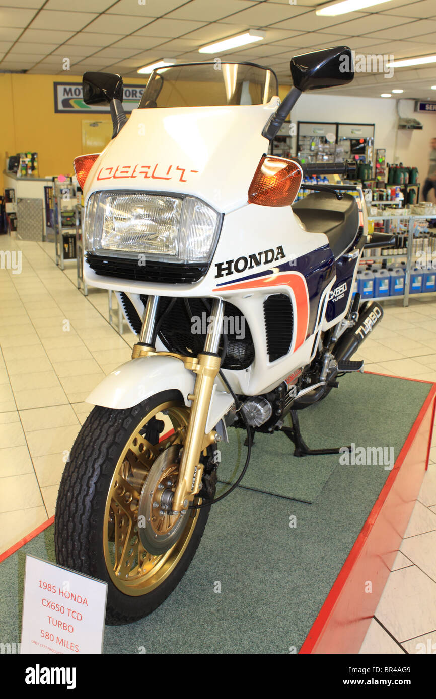Honda CX650 Turbo, einem seltenen 80er Jahre Motorrad, auf dem Display in  einem Honda-Händler Stockfotografie - Alamy