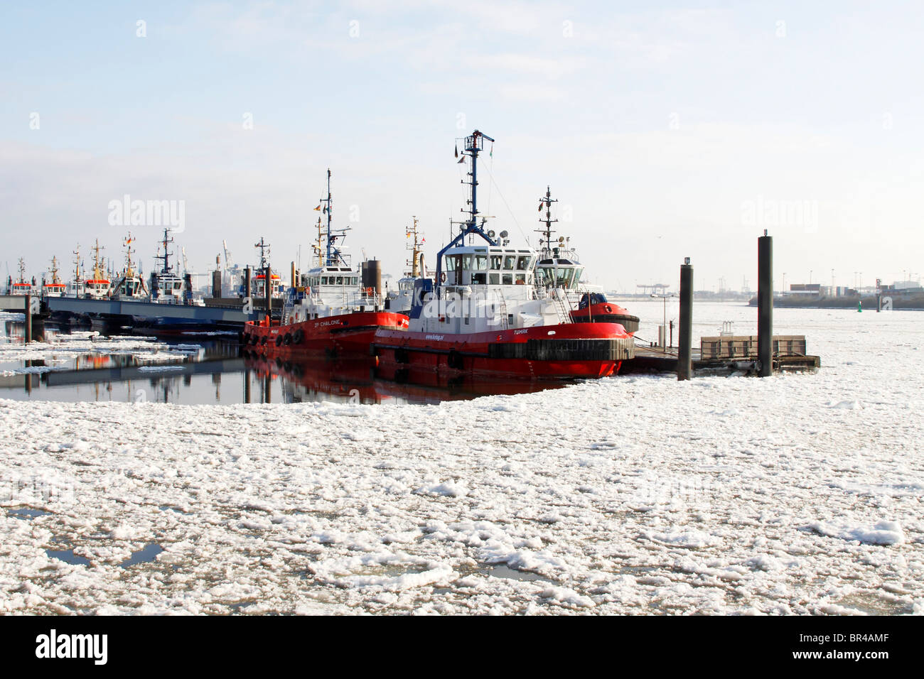 Schiffe im Eis, Schlepper im Hamburger Hafen im Winter in den eisigen Gewässern des Flusses Elbe, Neumuehlen Kai, Hamburg Stockfoto