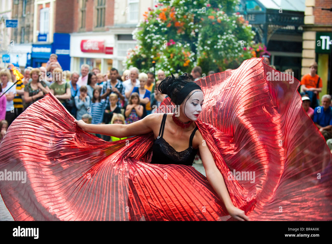 Tänzerin bei Shrewsbury internationale Straßentheater Festival, Shropshire, UK Stockfoto