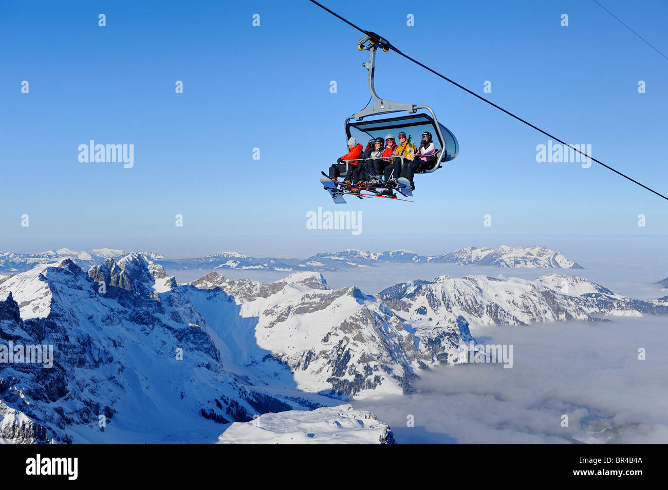 Skifahrer in einem Sessellift in Richtung Titlis Berg, Engelberg, Obwalden, Schweiz, Europa Stockfoto