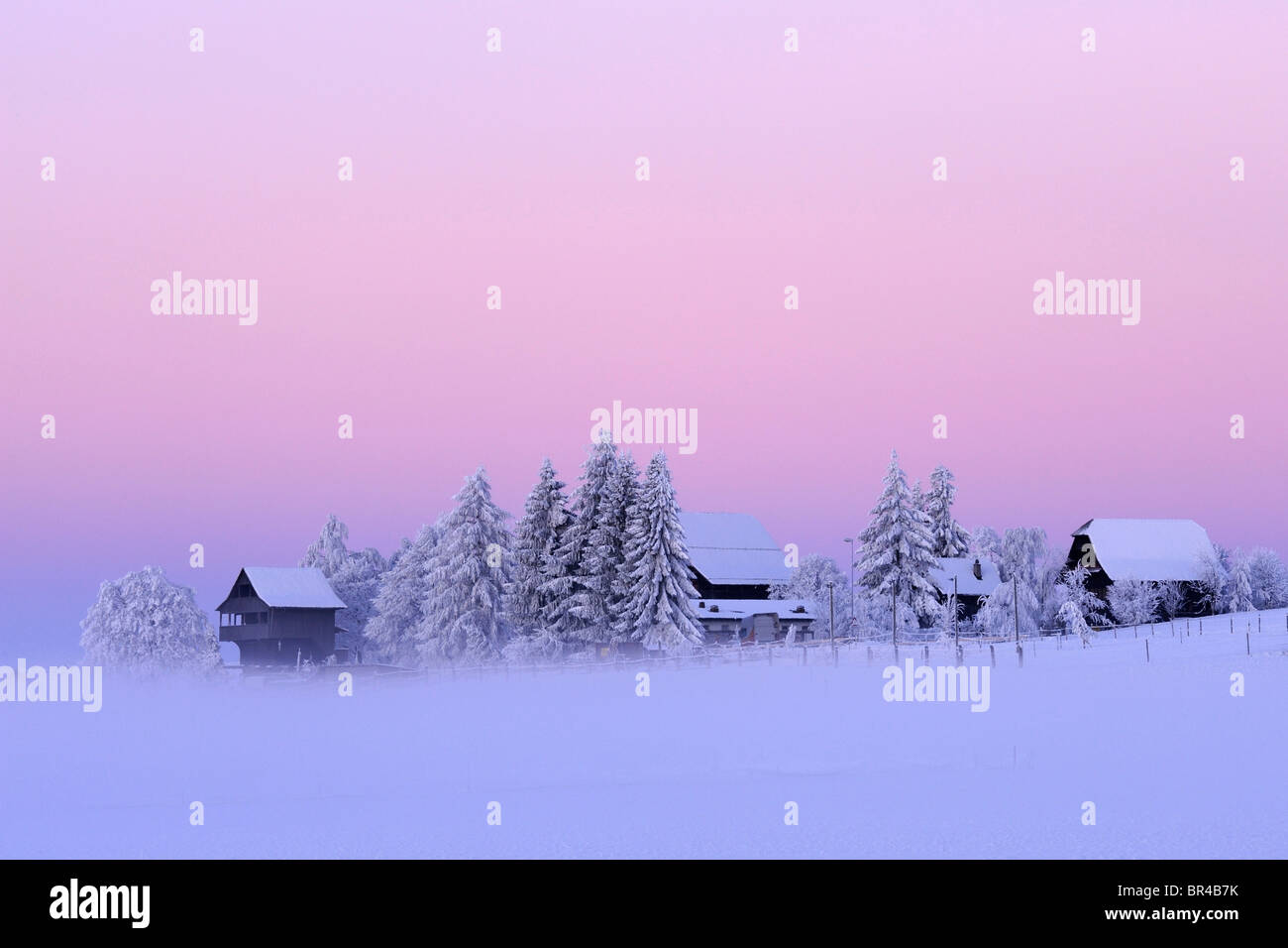 Winterstimmung im Morgengrauen mit einem alten Spycher oder Scheune, in den Vordergrund, Lindenberg, Aargau, Schweiz, Europa Stockfoto