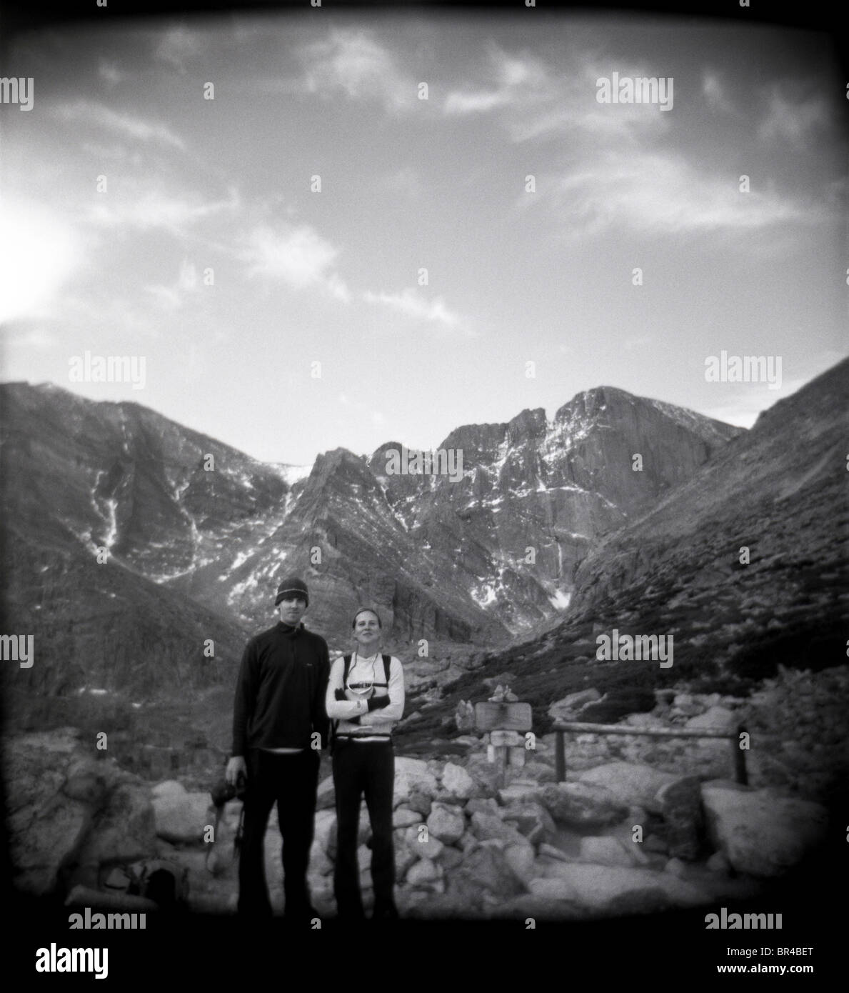 Zwei Wanderer stehen nach wie vor für ein Porträt mit Longs Peak, den höchsten Gipfel im Rocky Mountain National Park, Colorado. Stockfoto