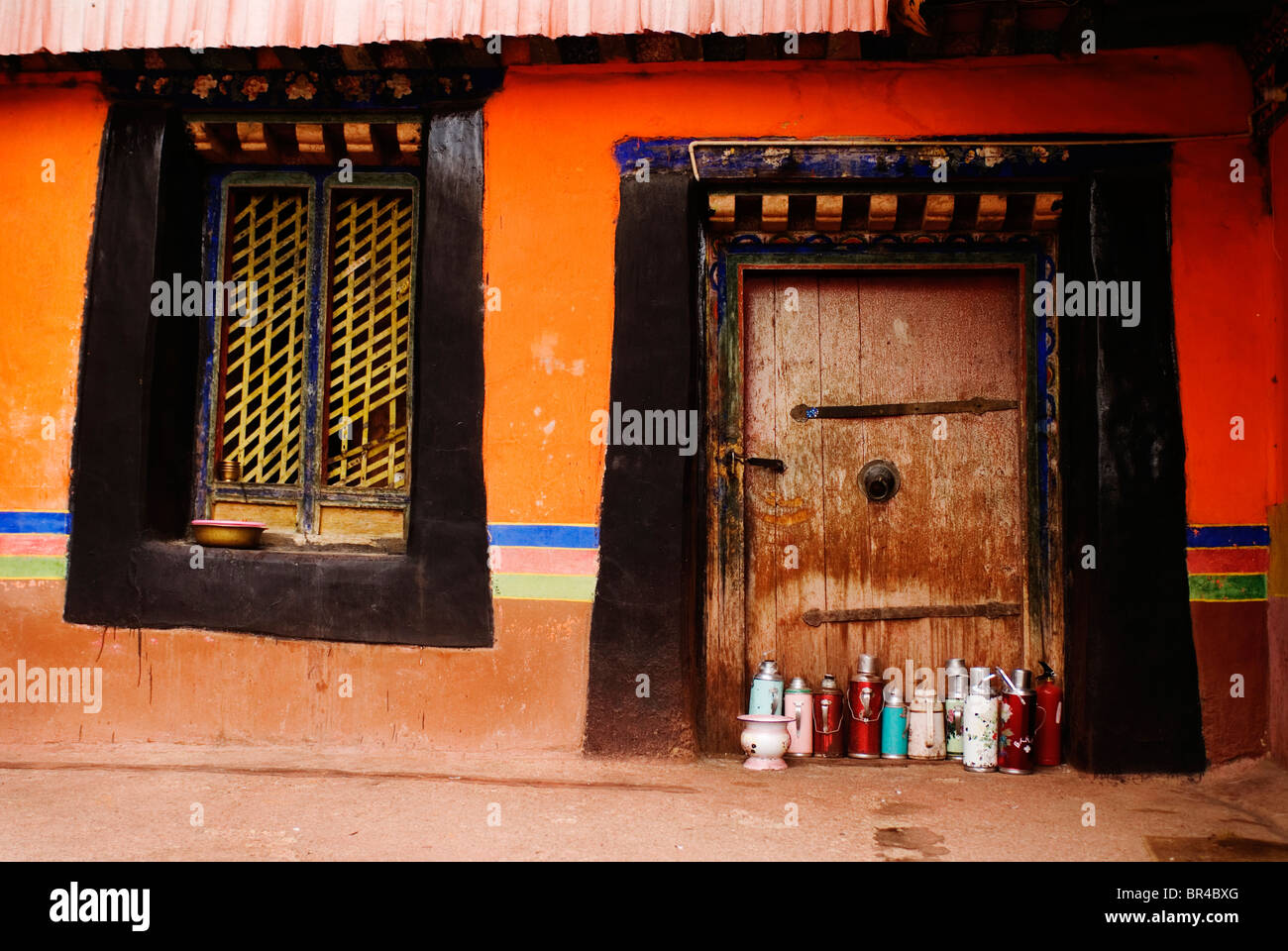 Thermoskannen mit heißem Wasser und Yak Buttertee befinden sich vor einer Tür den Jokhang Tempel in Lhasa, Tibet autonome Region Stockfoto