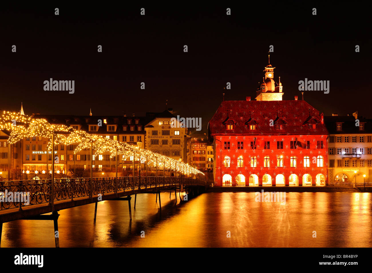 Luzerner Rathaus beleuchtet von Lichtkünstler Gerry Hofstetter mit Weihnachten Licht, Luzern, Schweiz, Europa Stockfoto