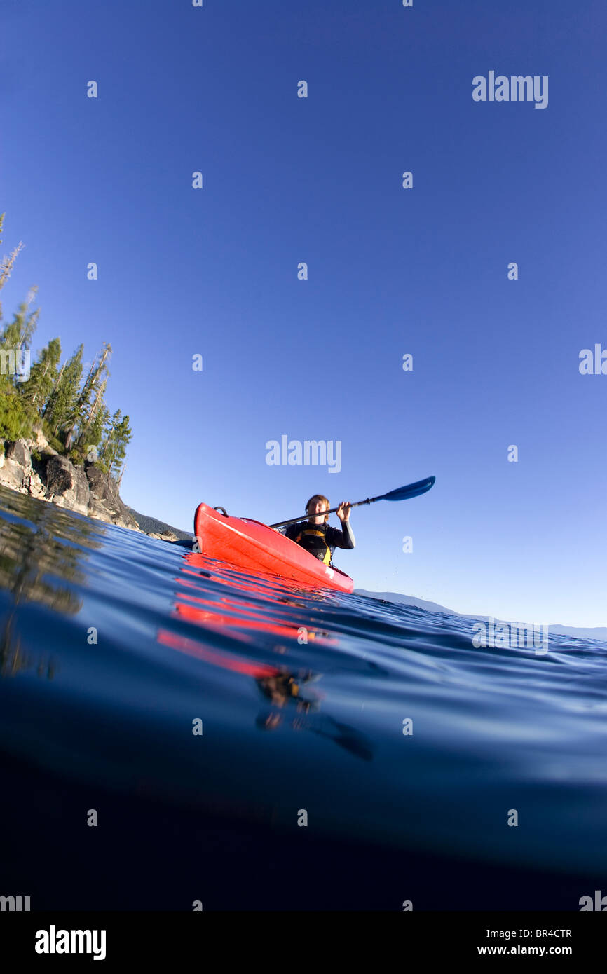 Kajakfahren in der Nähe von DL Bliss State Park am Lake Tahoe, Kalifornien. Stockfoto