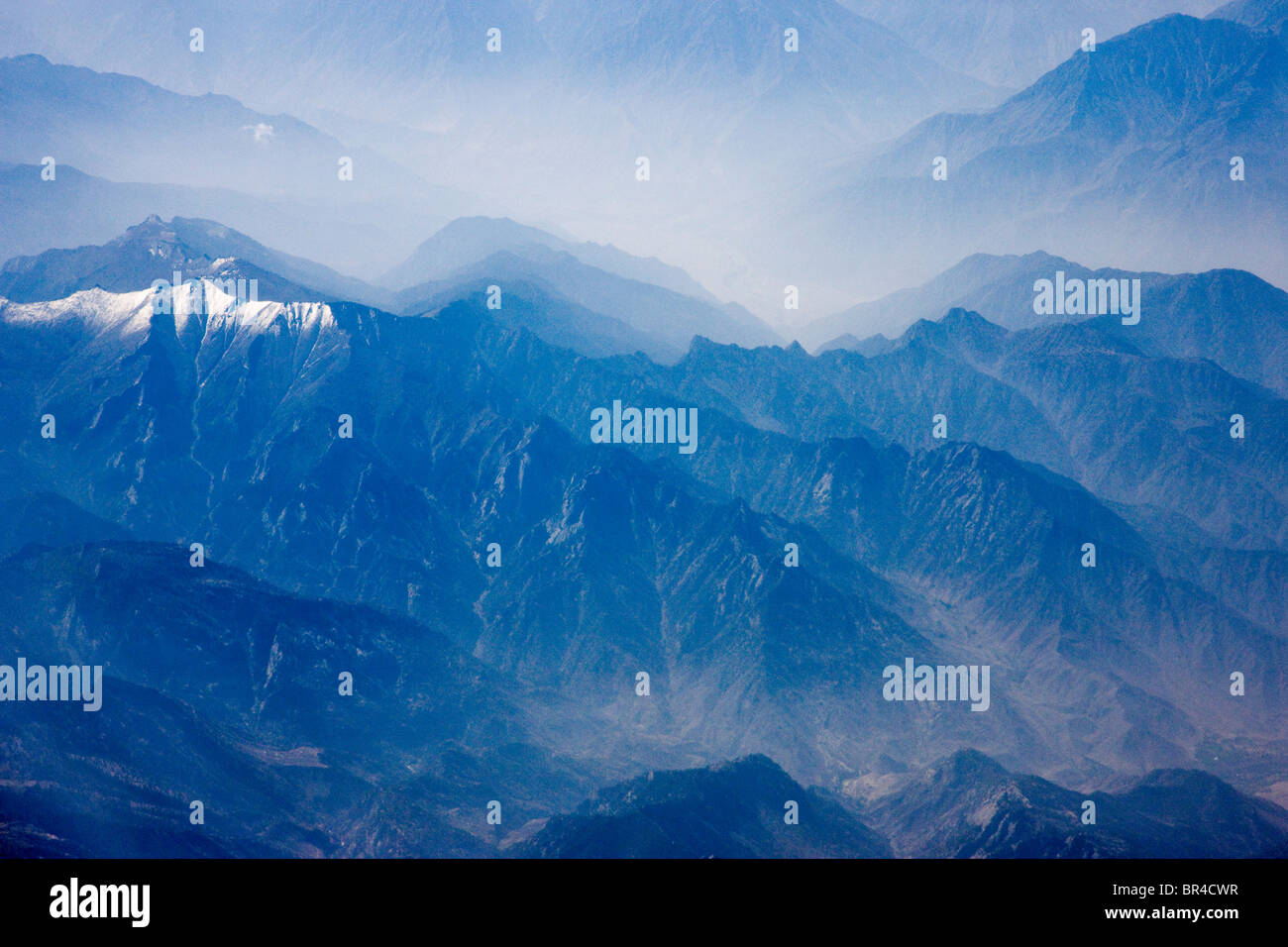 Luftbild von Gebirge und Wolken auf dem Pamir Plateau, Nordwestchina Stockfoto