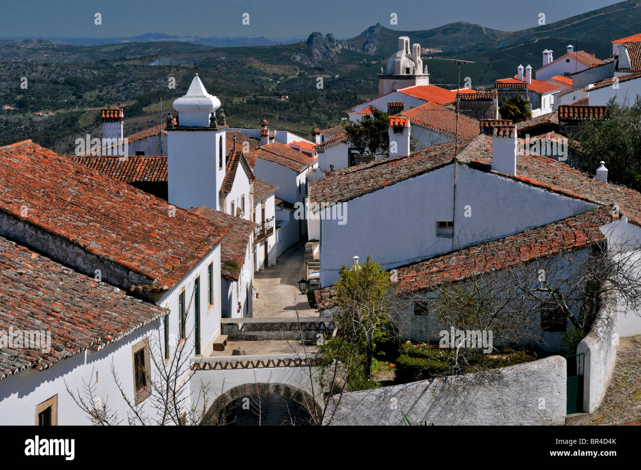 Portugal, Alentejo: Blick auf das historische Dorf Marvao und die Serra de Sao Mamede im Hintergrund Stockfoto