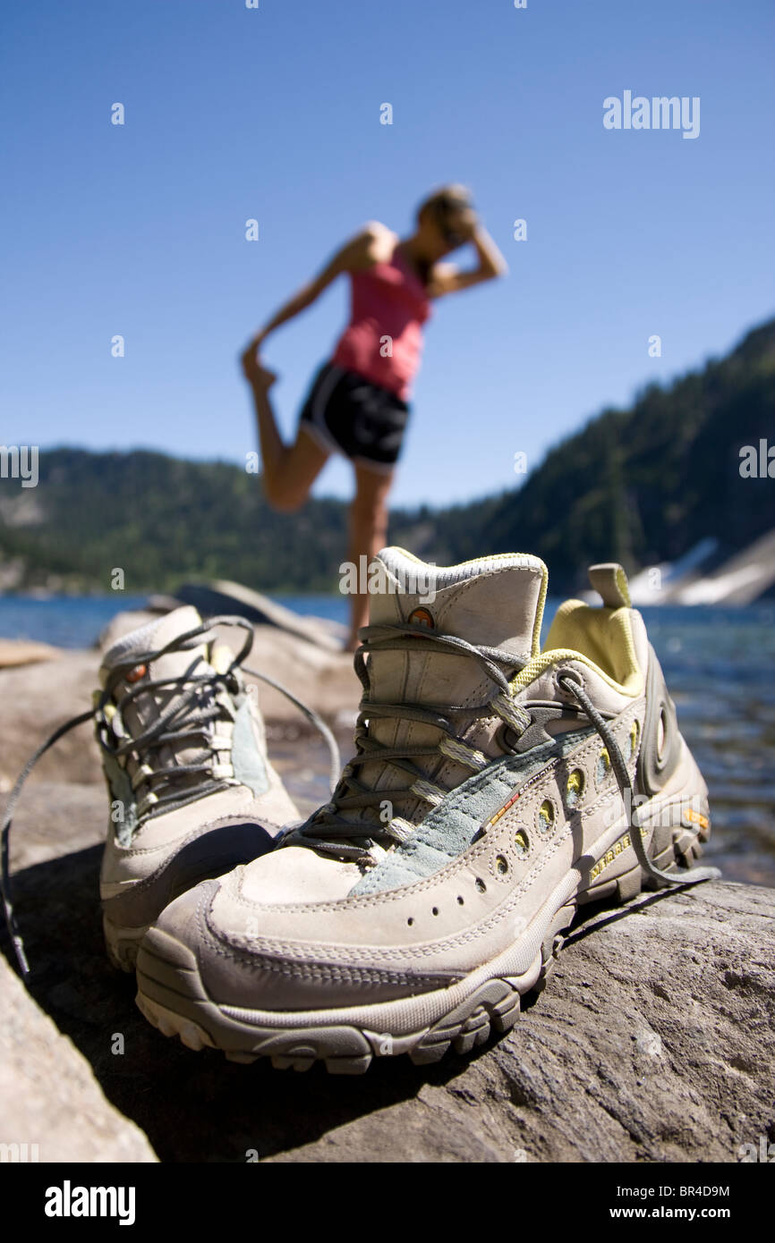 Frau erstreckt sich mit Schuhen im Vordergrund in Washington. Stockfoto