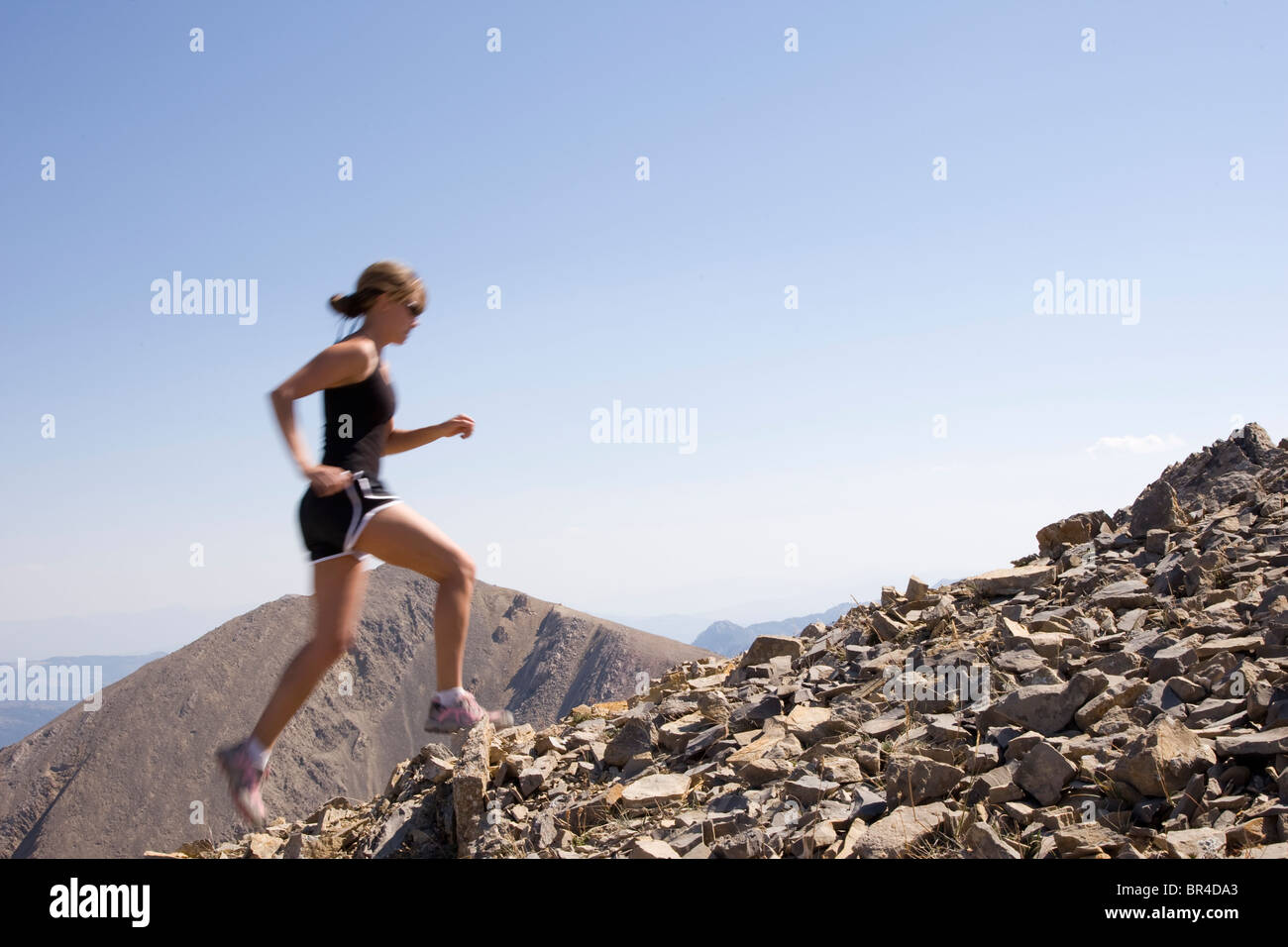 Frau fährt auf einem steilen Berghang in Bozeman, Montana. Stockfoto