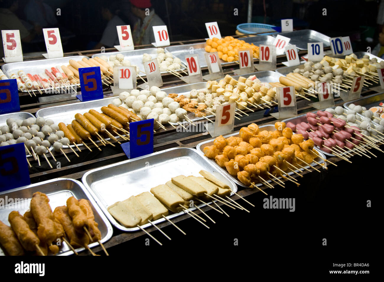 Ein Ständer mit Essen auf einem Markt in Krabi, Thailand. Stockfoto