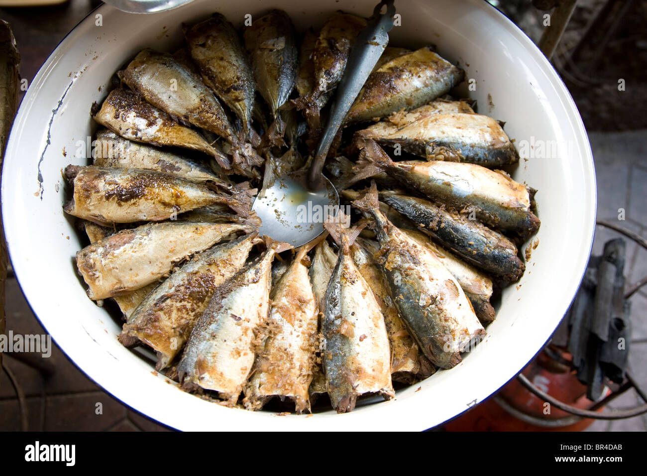 Schüssel mit Fischen in Thailand. Stockfoto
