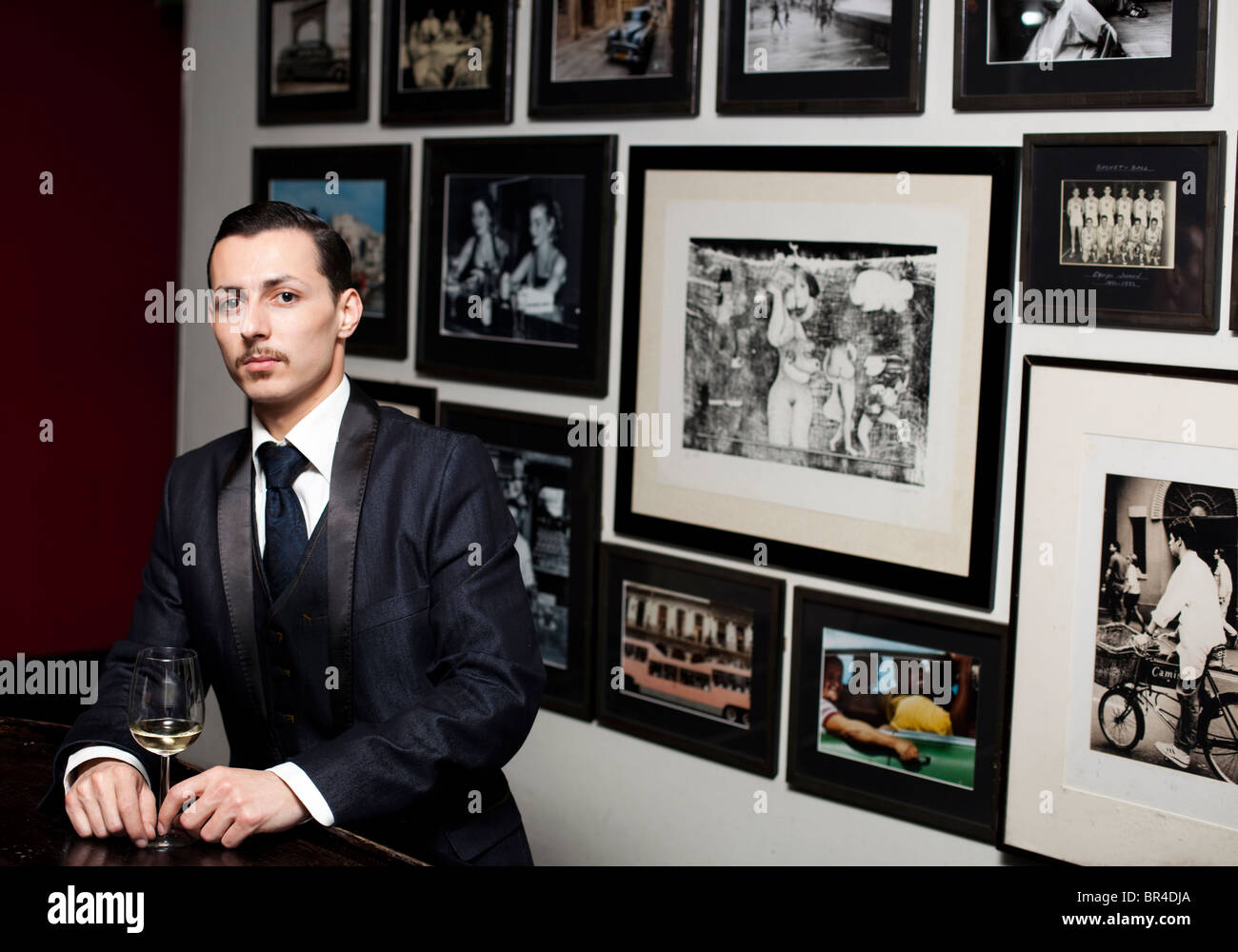 Mittelbild eines muffigen Mannes, der Wein in einer Bar in London, England, Großbritannien trinkt. Stockfoto