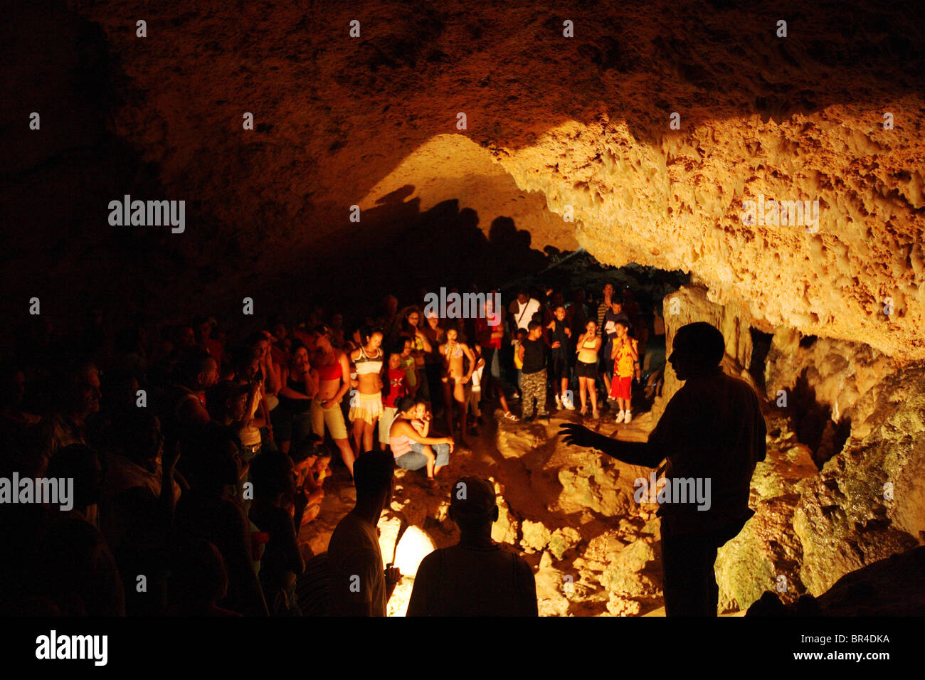 Touristen in den Cuevas de Bellamar, Matanzas, Kuba. Stockfoto