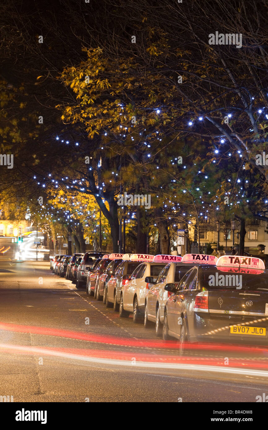 Ein Taxistand befindet sich in der Nacht mit Weihnachtsbeleuchtung, Cheltenham, Gloucestershire, UK Stockfoto