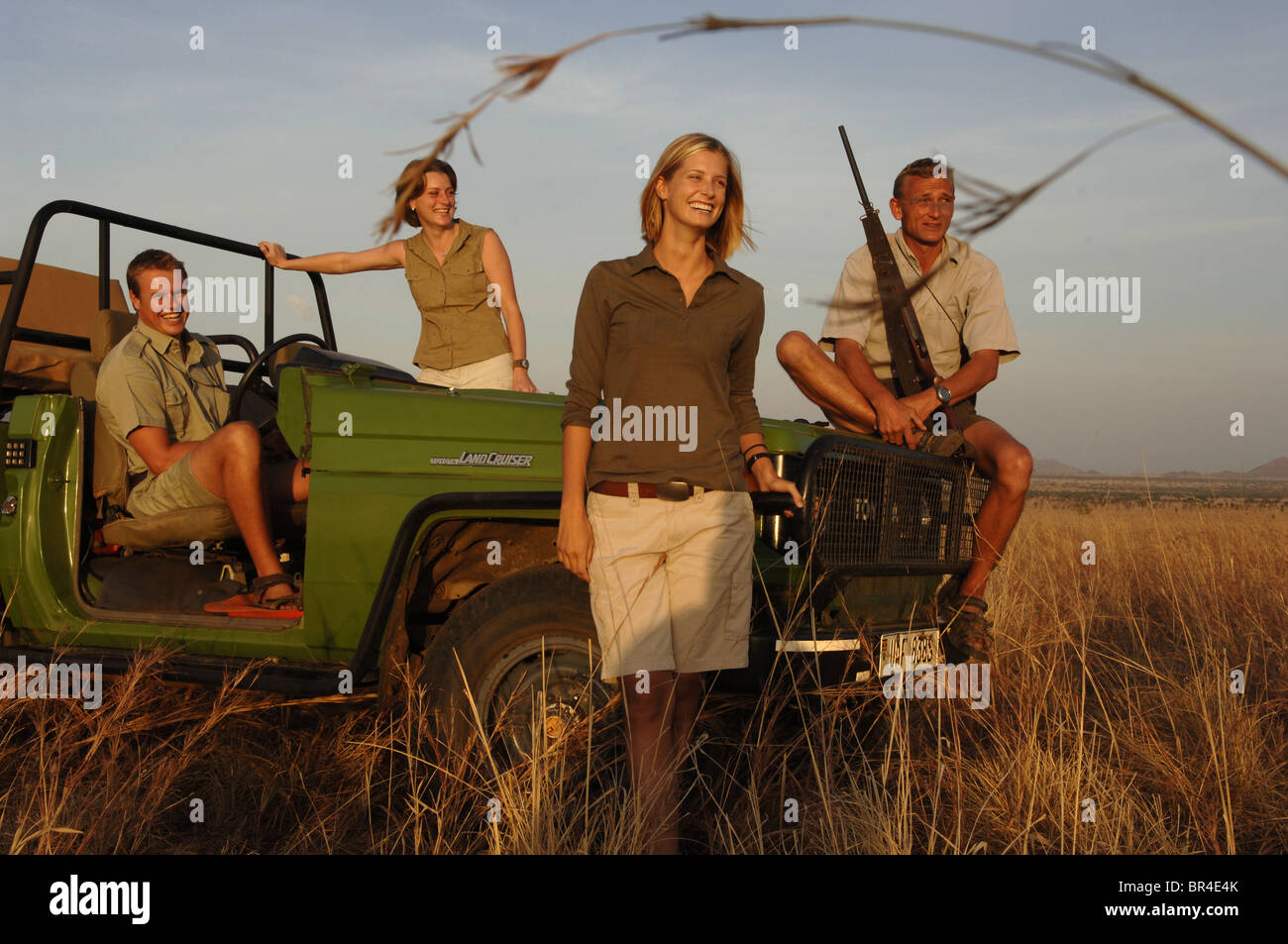 Vier Menschen lächelnd auf Safari. Stockfoto