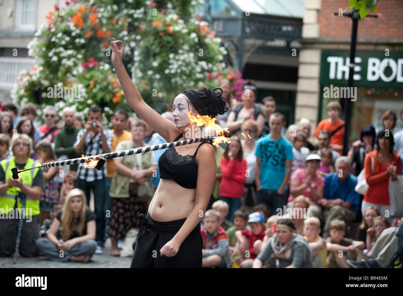 Tänzerin mit brennenden Reifen an Shrewsbury International Street Theatre Festival Shropshire UK Stockfoto