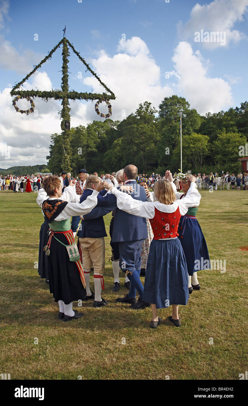 Menschen in Volkstracht Kostüme Tanz rund pole kann. Stockfoto