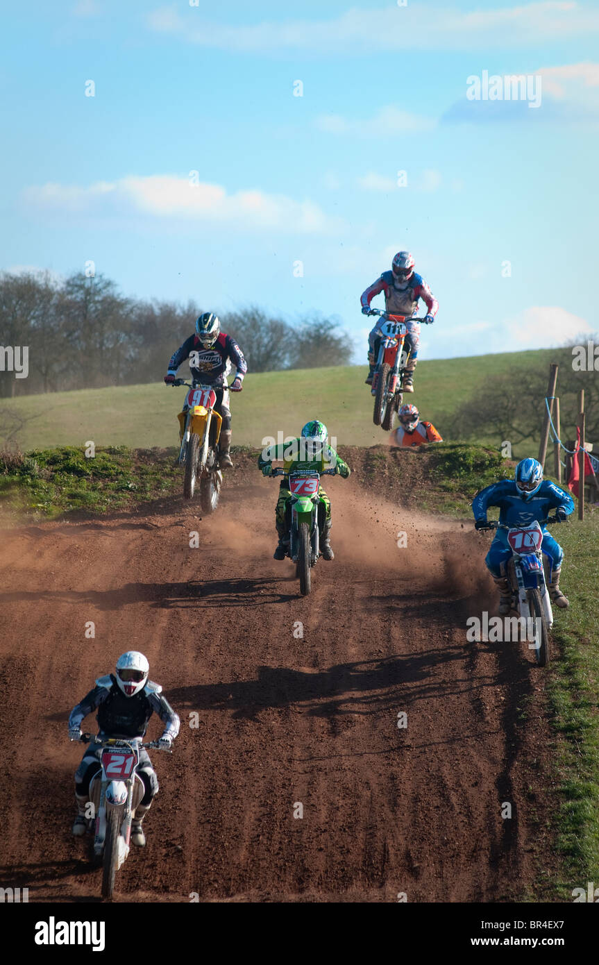 Motocross-Fahrer kämpfen im Mittelluftring Staffordshire Stockfoto