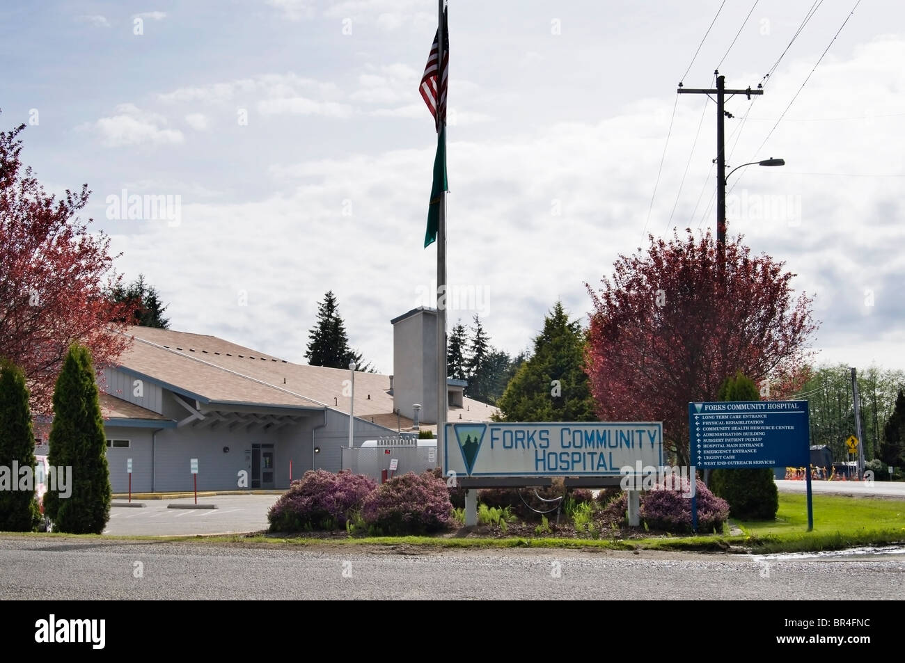 Vorderansicht der Gabeln Community Hospital in Forks, Washington. Stockfoto