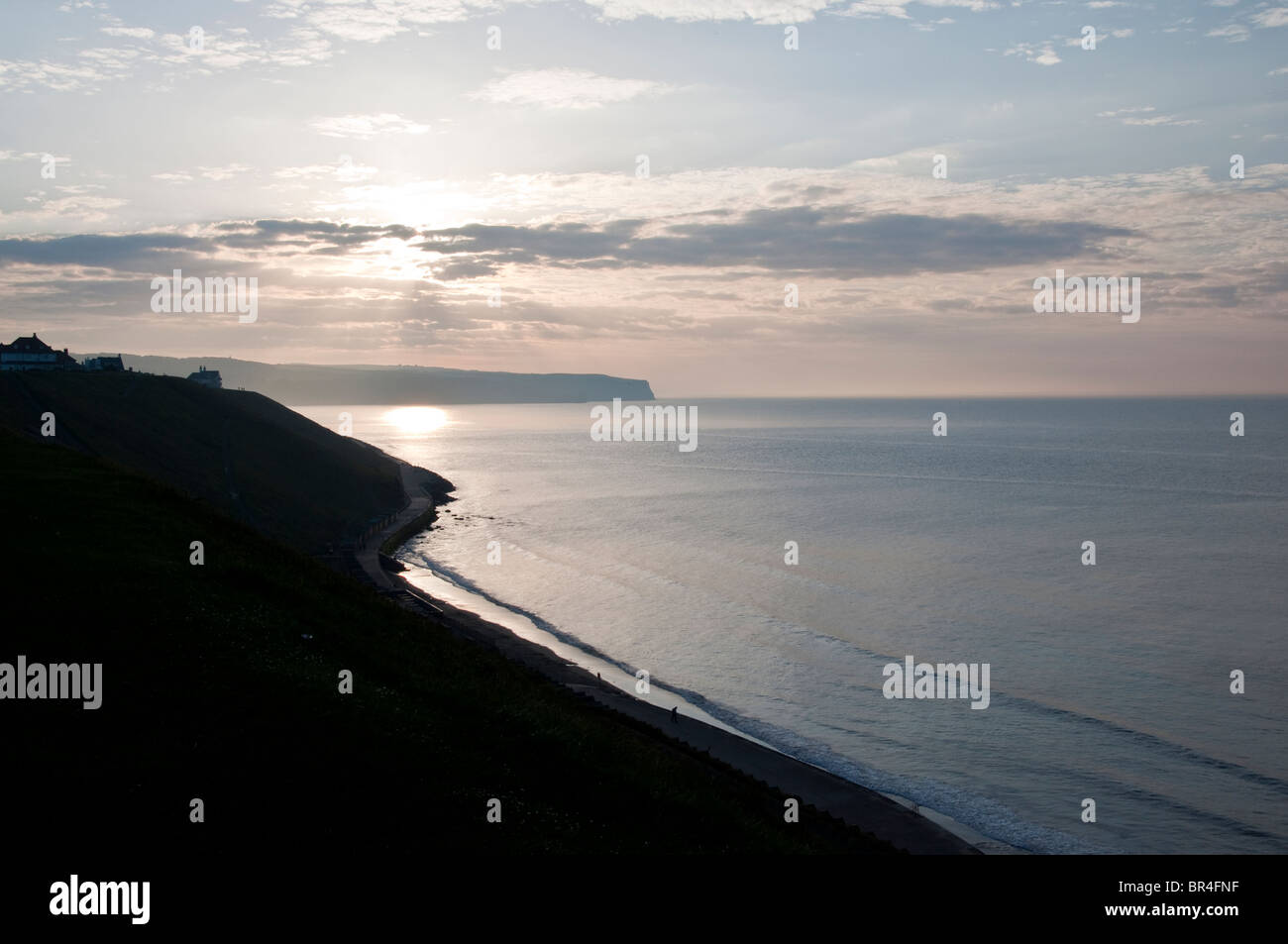Sonnenuntergang über der Nordsee von Whitby an der North Yorkshire Coast, England, UK Stockfoto