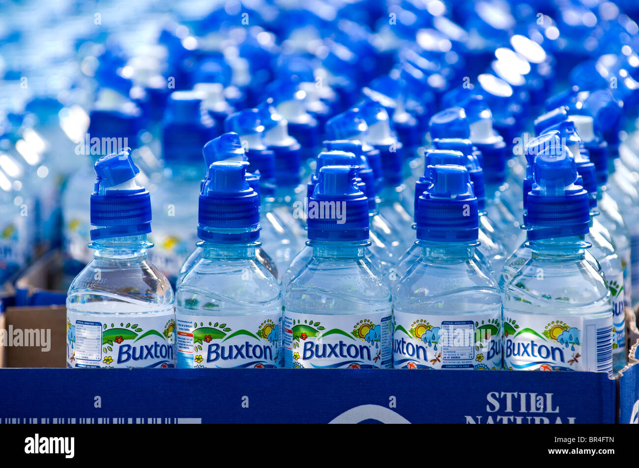 Kleine Kunststoff-Flaschen von Buxton noch natürliches Mineralwasser an der Nottingham-Marathon-Läufer servierbereit Stockfoto