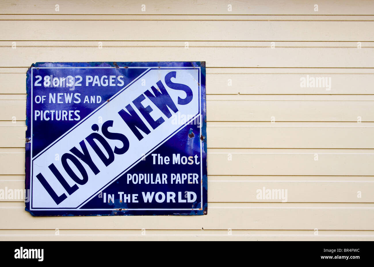Alte Metall Werbeschild für Lloyd's News Zeitung Stockfoto