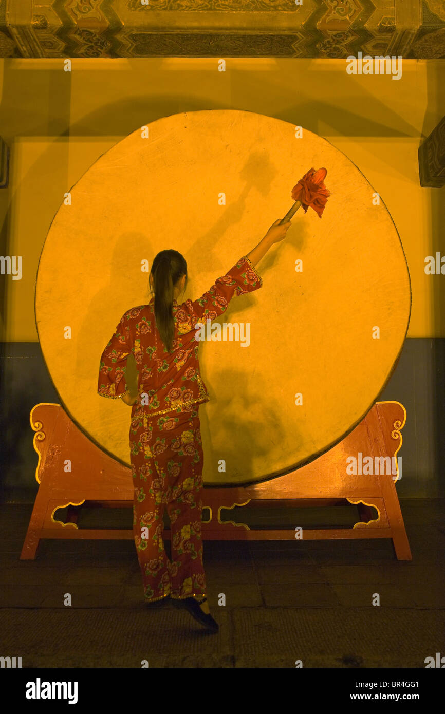 Nachtansicht des Mädchens gegen Trommel in der Drum Tower, Xian, Provinz Shaanxi, China Stockfoto