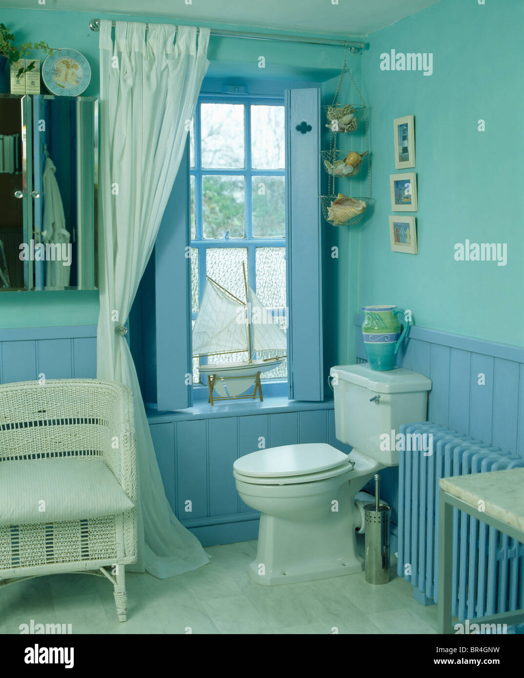 Cremefarbene Vorhang und blass blauen Fensterläden auf Fenster in