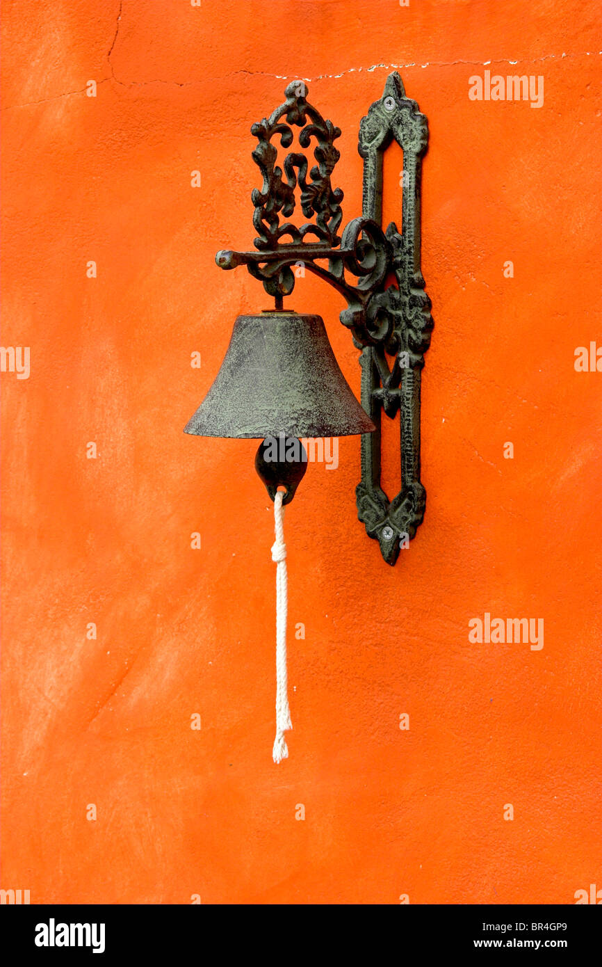 Alte Vintage Bell auf eine orange Wand Stockfoto