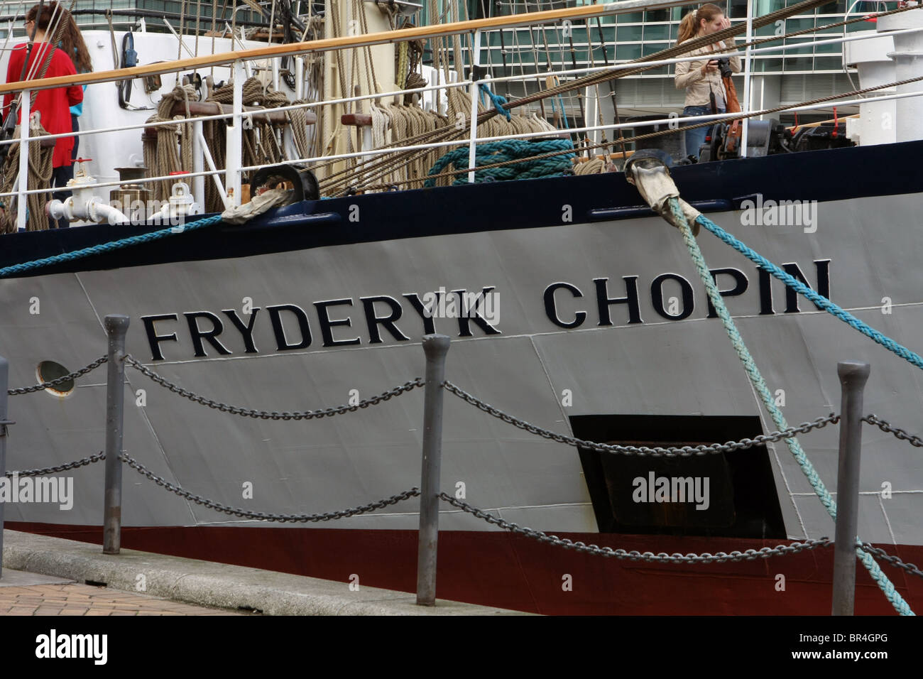 Eine Nahaufnahme der Rumpf und der Name des Segelschiffes Fryderyk Chopin training Stockfoto