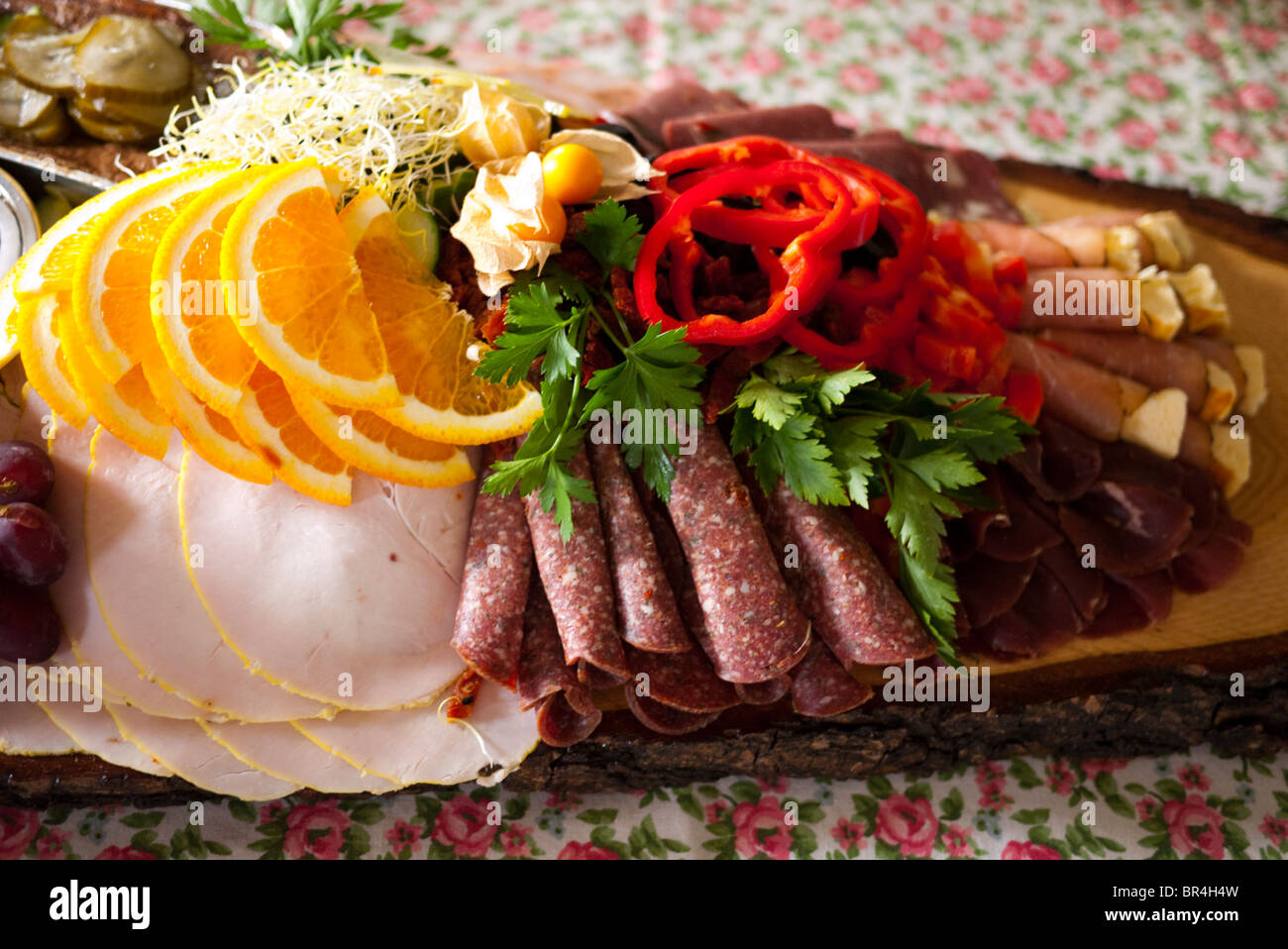 Brett mit verschiedenen Wurstwaren Stockfoto