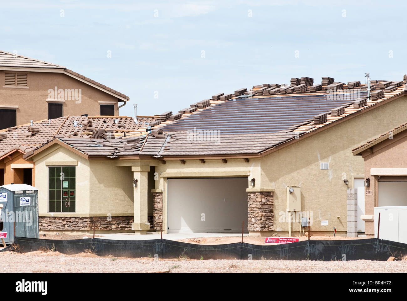 Integrierte solar Dachplatten werden in das Dach eines neuen Hauses im Bau in Arizona gebaut. Stockfoto
