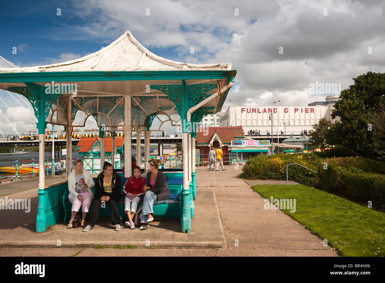 Großbritannien, England, Merseyside, Southport, untere Promenade, Frauen sitzen im Tierheim an Marine-See Stockfoto