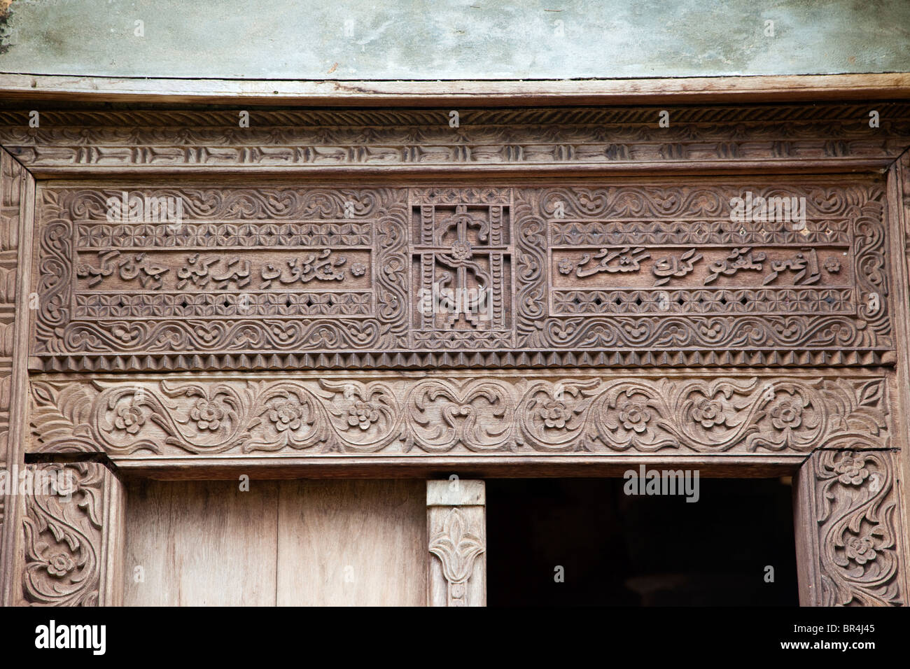 Swahili in arabischer Schrift geschrieben.  Der Heilige Johannes der Evangelist anglikanischen Kirche, Mbweni, Zanzibar. Stockfoto