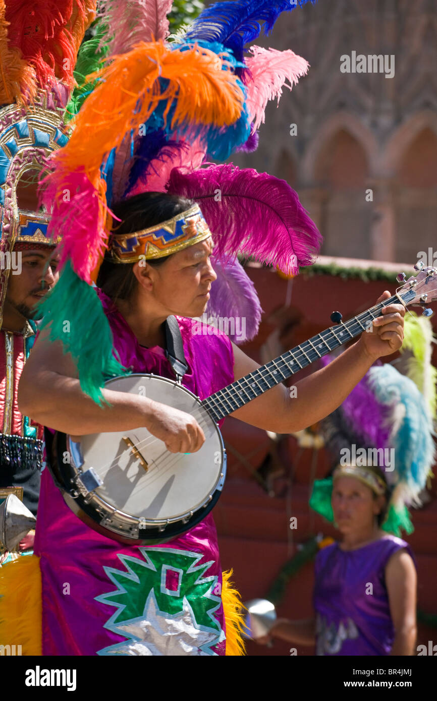 Tanzgruppen aus allen Teilen von Mexiko Preform während der Unabhängigkeit DAY PARADE im September - SAN MIGUEL DE ALLENDE, Mexiko Stockfoto