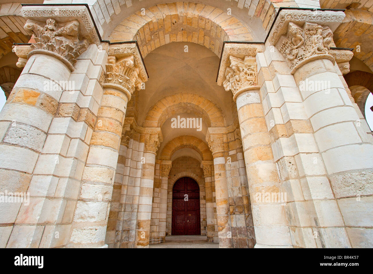 Europa, Frankreich, Saint-Benoit-Sur-Loire, Loiret (45) der Abtei Pillarof das Portal Stockfoto