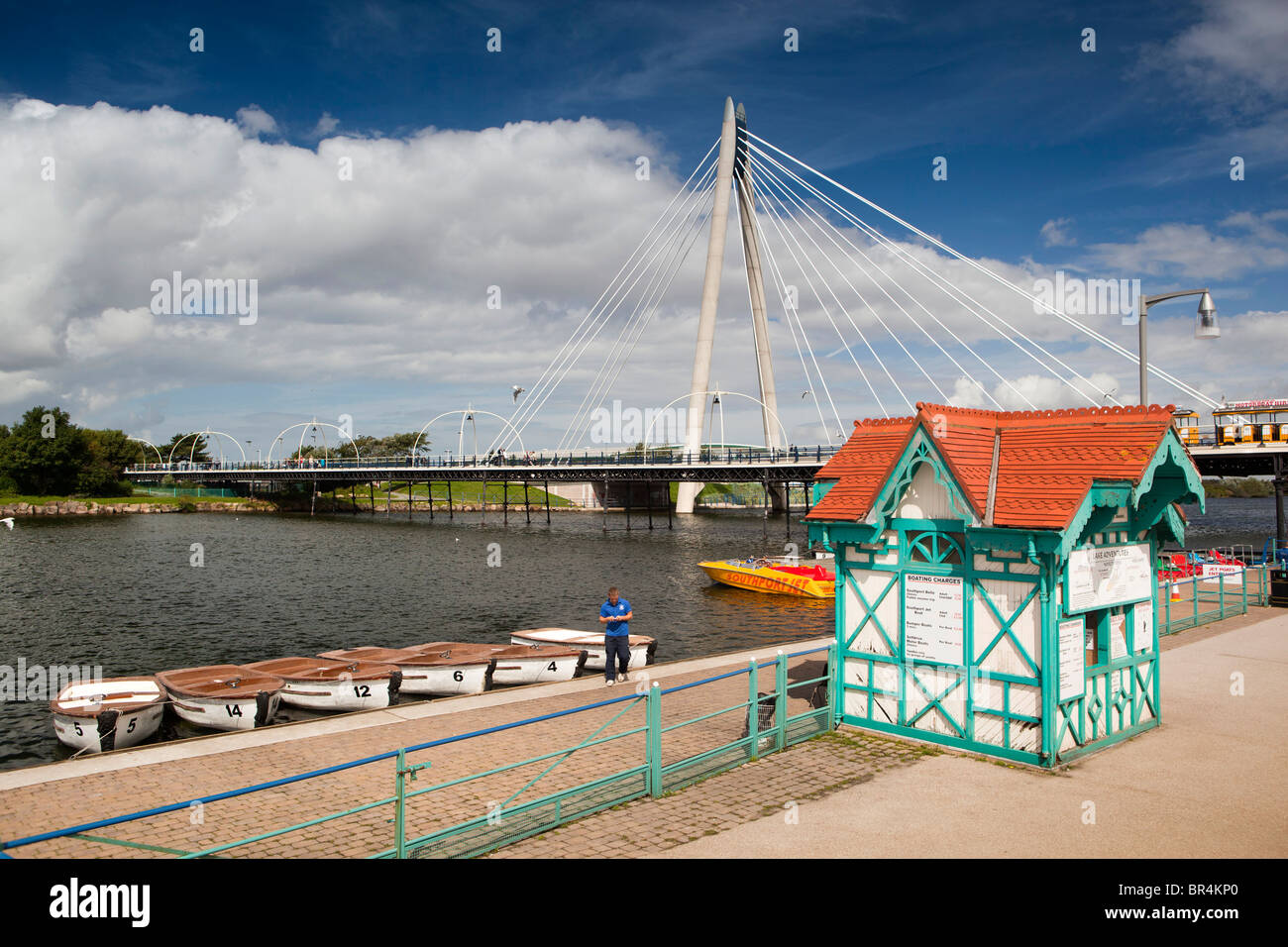 Großbritannien, England, Merseyside, Southport, untere Promenade, Marine See Vergnügen Boote mieten Stockfoto