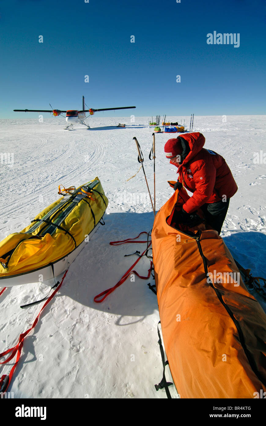 Antarctic Explorer packt seine Ausrüstung für den Heimflug nach seiner langen Reise über Land von der Küste bis zum Südpol. Stockfoto