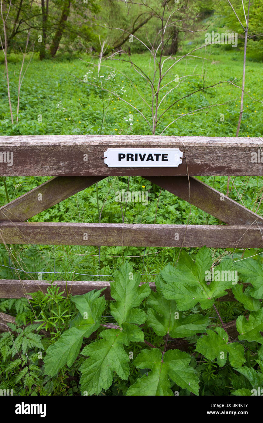 Private Mitteilung über ein Tor in der Cotswold-Dorf Kineton, Gloucestershire Stockfoto