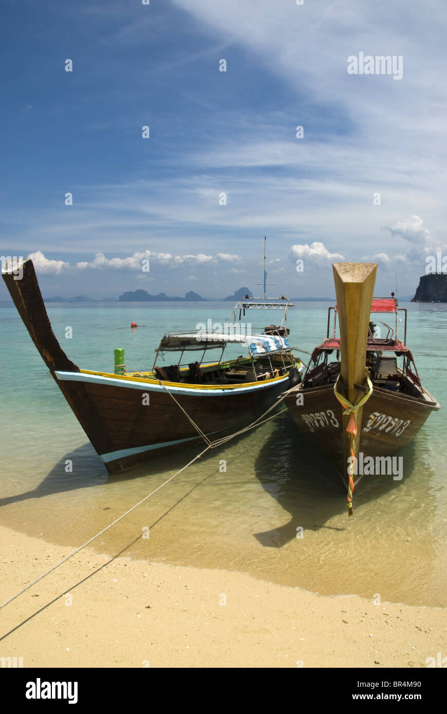 Longtail-Boote am Strand, Ko Ngai Insel, Thailand Stockfoto