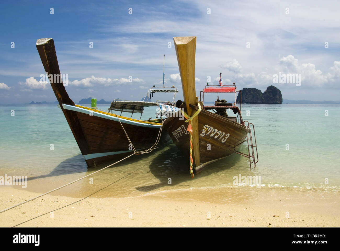 Longtail-Boote am Strand, Ko Ngai Insel, Thailand Stockfoto