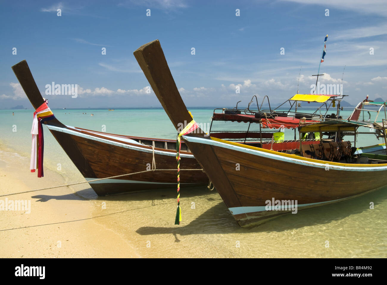 Longtail-Boote am Strand, Ko Ngai Insel, Thailand Stockfoto